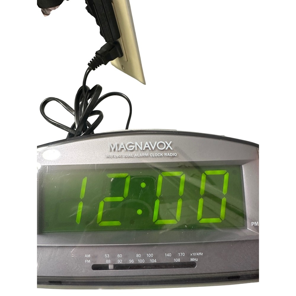 Magnavox MCR140 Dual Alarm Clock Radio AM FM Silver Large Green LED Display WORK